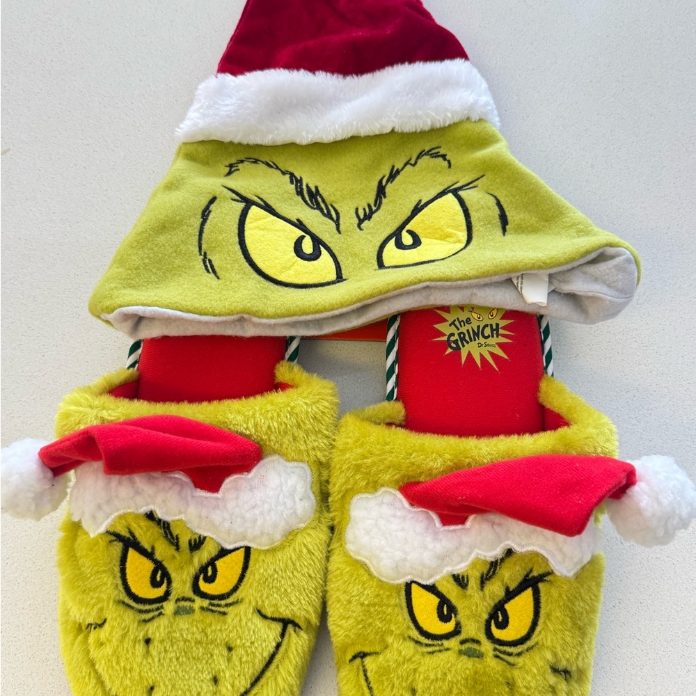 The Grinch Fuzzy Hat and Slippers Set - Green and Red